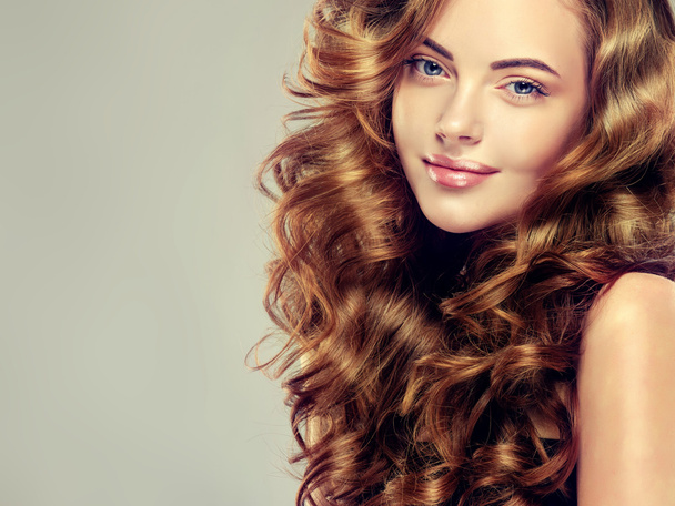 Красивая девушка с блестящими волосами
 - Фото, изображение