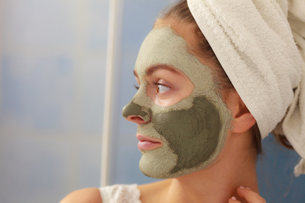 Woman face with green clay mud mask  - Valokuva, kuva