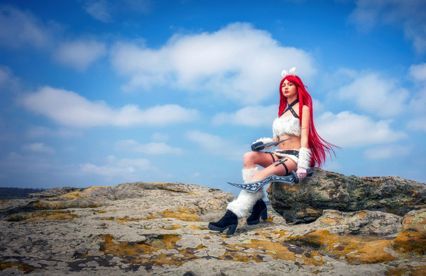 Hermoso personaje femenino con dos espadas sentadas en una piedra
 - Foto, Imagen