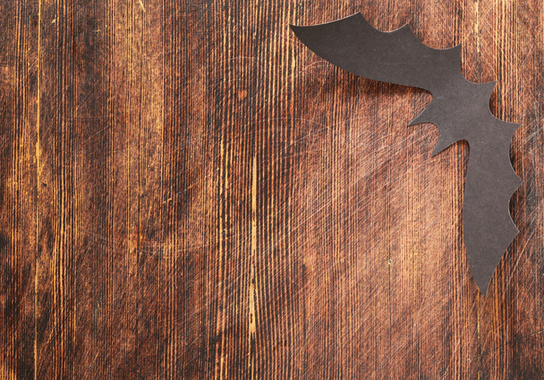 en papier origami chauves-souris sur un fond en bois, décorations pour les vacances Halloween
 - Photo, image