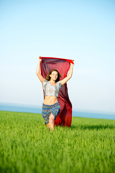junge glückliche Frau im Weizenfeld mit Stoff. Sommerlicher Lebensstil - Foto, Bild