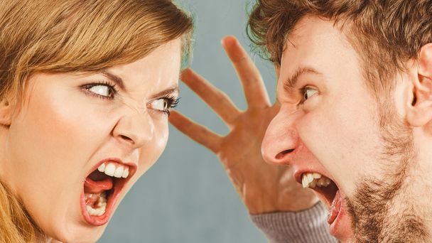 Férj és feleség kiabálnak és vitatkoznak.. - Fotó, kép