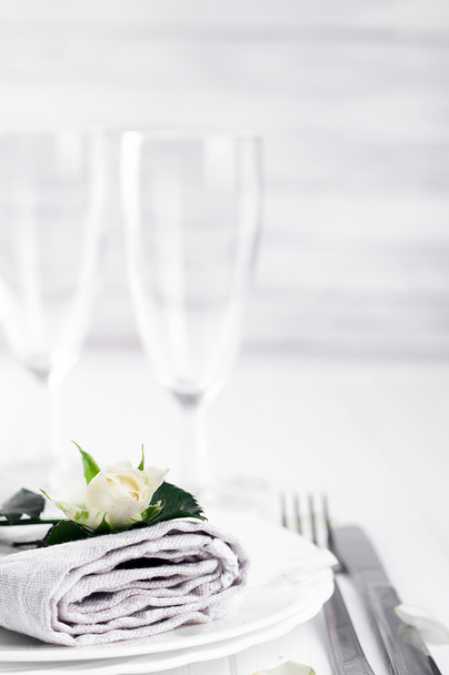 Assiette servie avec serviette et rose close-up
 - Photo, image
