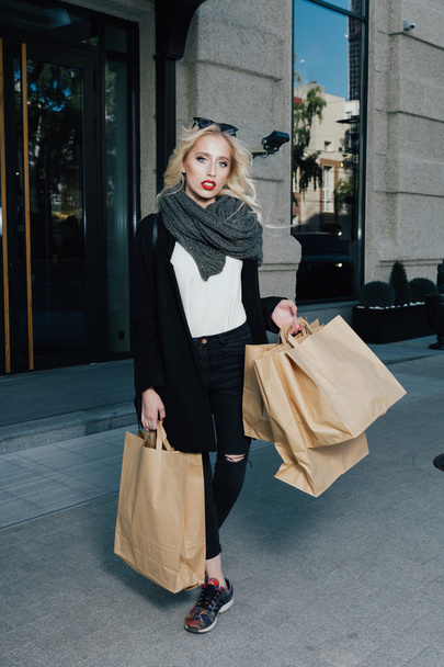 Mooie vrouw met een shopping tassen - Foto, afbeelding