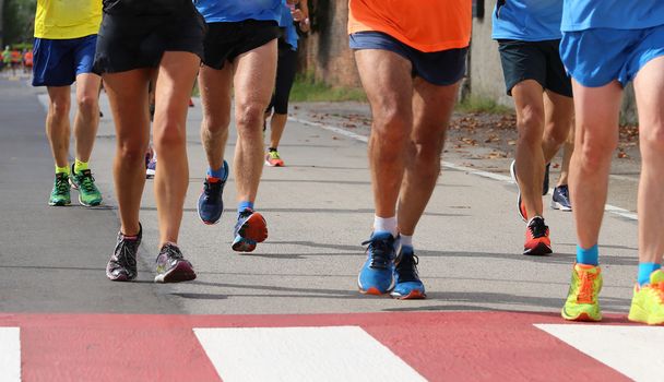 быстрые бегуны во время марафонской гонки в городе на пешеходе
  - Фото, изображение
