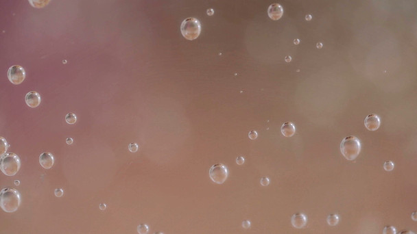 macro de gotas de agua con gas en el vidrio
 - Metraje, vídeo