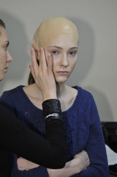 MOSCOW - MARCH 25: A Model gets ready backstage at the Tegin for Fall Winter 2012 presentation during MBFW on March 25, 2012 in Moscow, Russia - Foto, Imagen