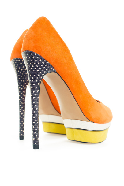 Pare de zapatos anaranjados y amarillos aislados sobre fondo blanco
 - Foto, Imagen