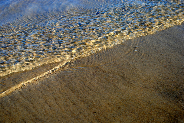 θάλασσα κύματα καλύπτουν άμμο στην παραλία - Φωτογραφία, εικόνα