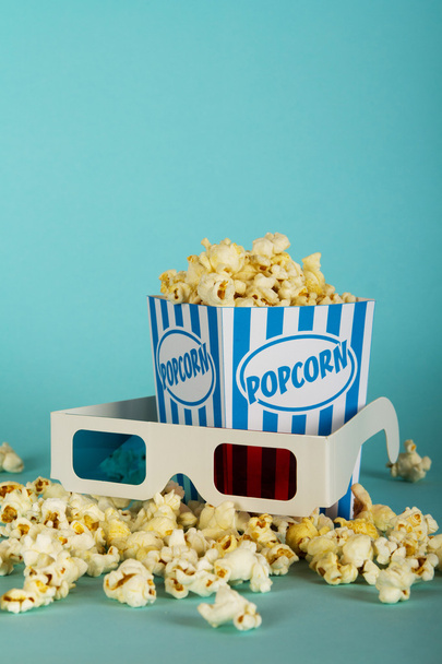 Wiadro popcornu na niebieskim tle - Zdjęcie, obraz