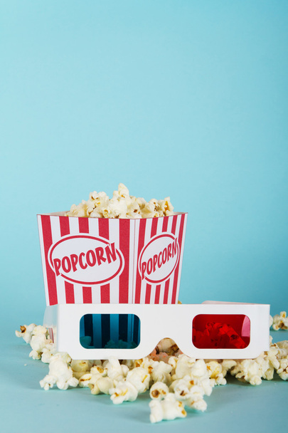 Secchio di popcorn sullo sfondo blu
 - Foto, immagini