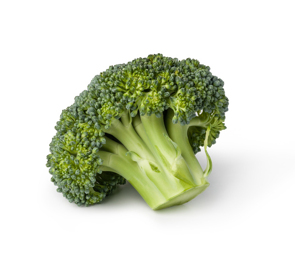 Verse broccoli geïsoleerd op witte achtergrond - Foto, afbeelding