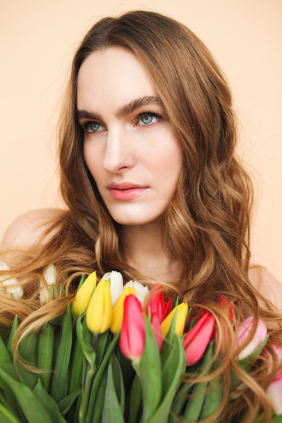 Beautiful lady with flowers - Foto, afbeelding
