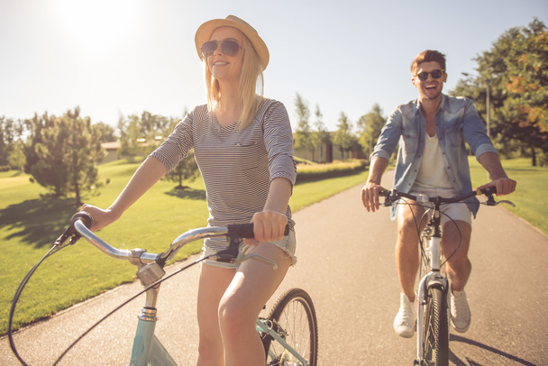 Couple cycling in park - Foto, Imagen