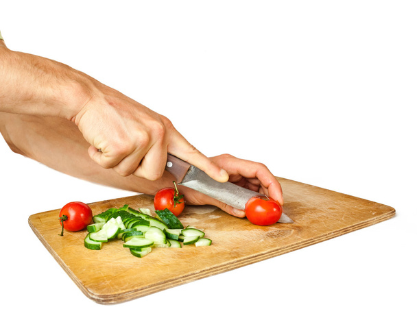 Verdure tagliate a mano per insalata isolata su sfondo bianco
 - Foto, immagini