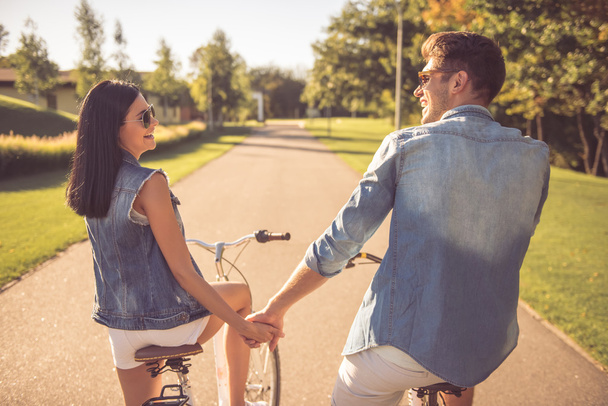 公園でのサイクリングのカップル - 写真・画像