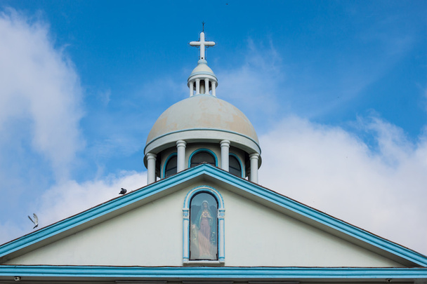 kaple a modrá obloha - Fotografie, Obrázek