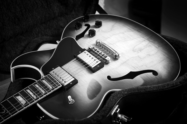 アコースティック ギターは、暗い背景のクローズ アップ - 写真・画像