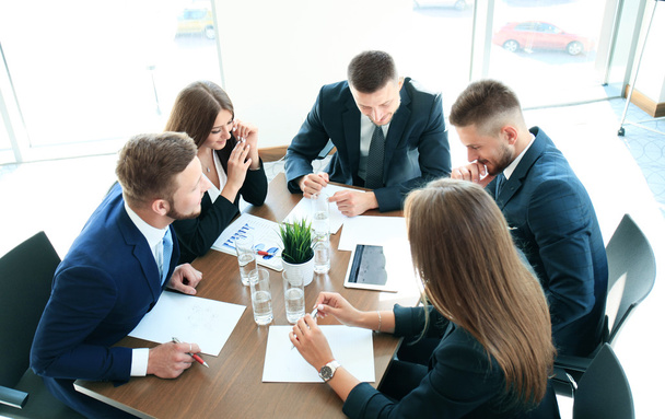 Стартап бизнес-команда на встрече в современном светлом помещении МВД
 - Фото, изображение