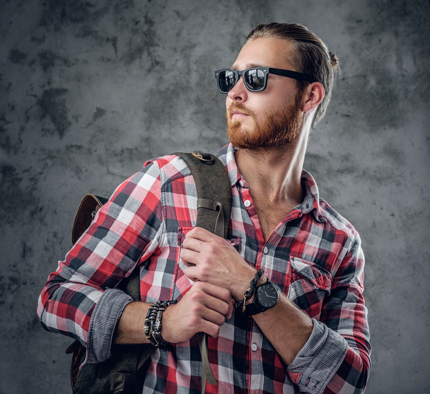 Urban traveller in sunglasses holds backpack - Фото, зображення