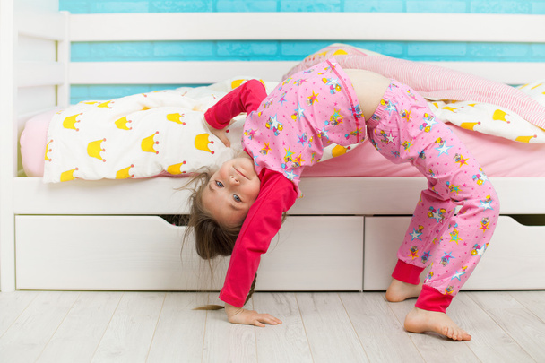 Malá holčička dělá ranní cvičení doma - Fotografie, Obrázek