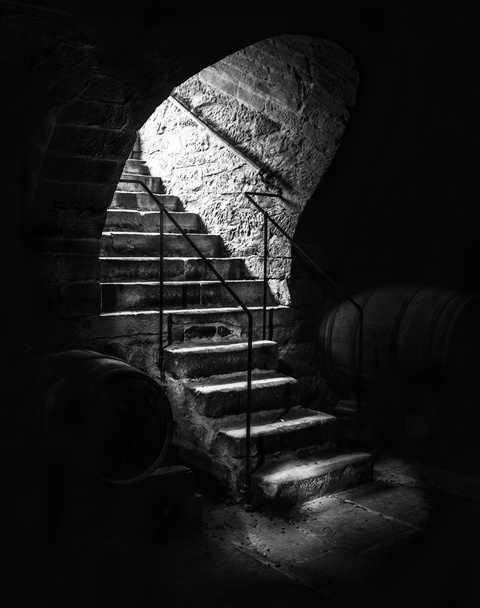 Старі підвальні сходи в умовах низького освітлення
 - Фото, зображення