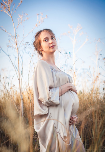 Portrét těhotné ženy v západu slunce světlo - Fotografie, Obrázek