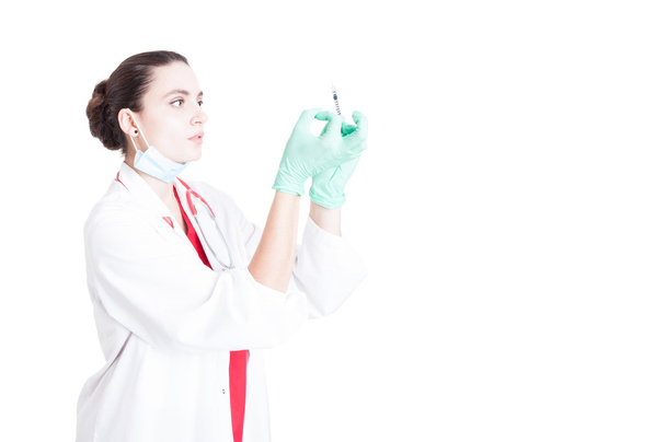 Γυναίκα επαγγελματίας γιατρός ετοιμάζεται για το εμβόλιο - Φωτογραφία, εικόνα
