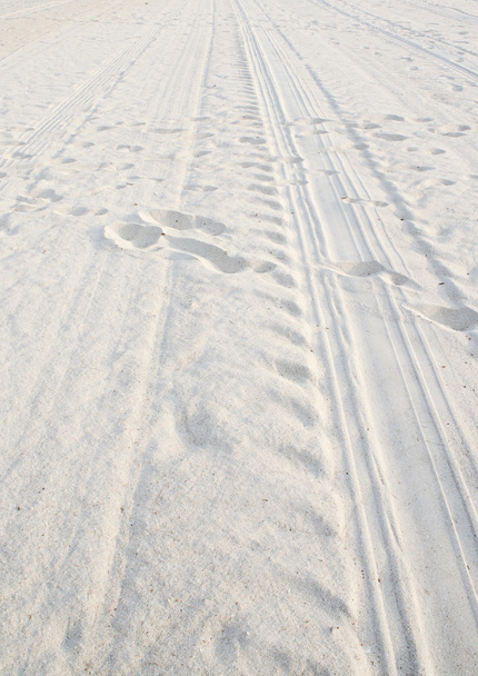 Footprints on white sand - Zdjęcie, obraz