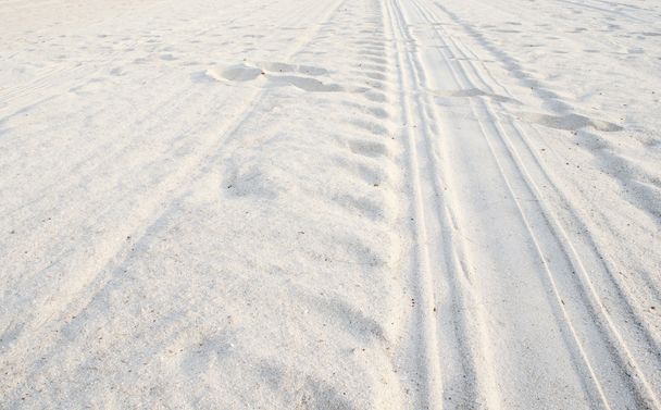 Footprints on white sand - Zdjęcie, obraz
