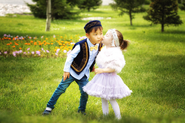 kazakh pieni poika ja tyttö yhdessä leikkivät kesäpuistossa
 - Valokuva, kuva