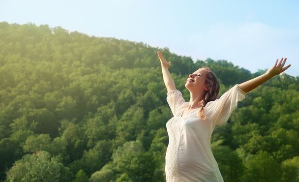 Женщина наслаждается жизнью на открытом воздухе летом
 - Фото, изображение