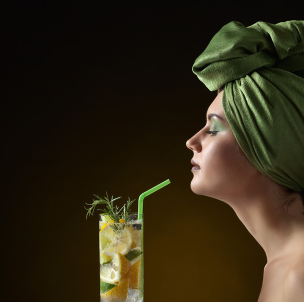  レモンとライムのドリンクを飲みながら緑のターバンの女 - 写真・画像