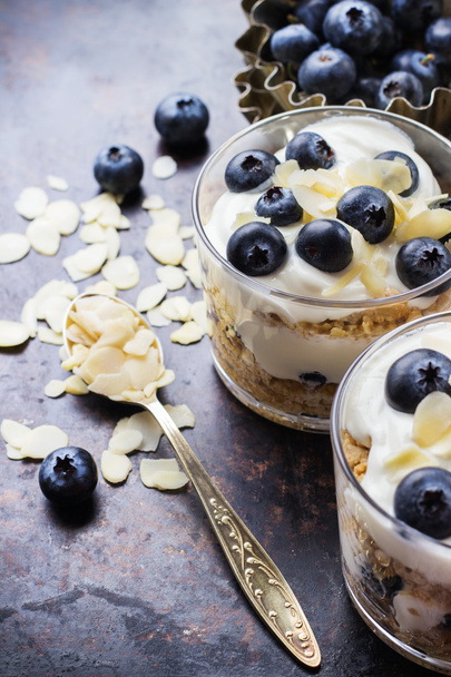 Yogur casero con granola muesli y arándanos
 - Foto, Imagen
