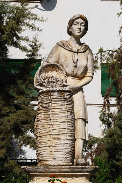 Άγαλμα της Παναγίας με τη σοδειά του σταφυλιού Aguilar Ντε Λα Φροντέρα. - Φωτογραφία, εικόνα