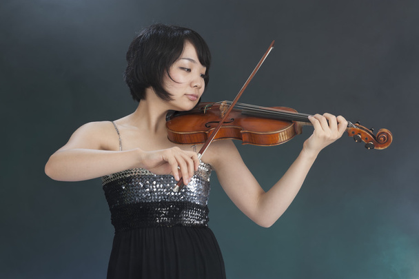 Young female violinist - Фото, зображення