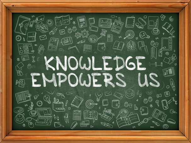 Kennis machtigt ons-hand getekend op groene schoolbord. - Foto, afbeelding