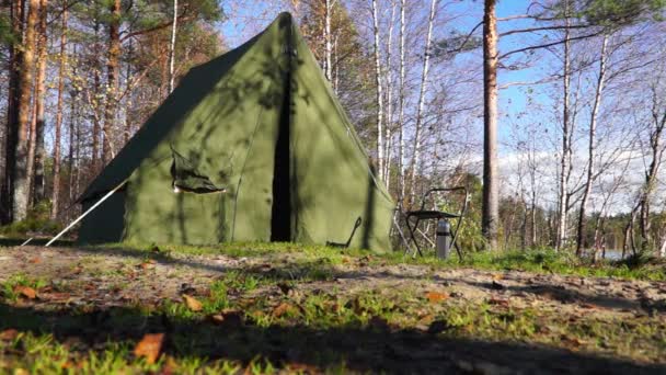 Retro, camping w lesie - Materiał filmowy, wideo