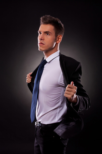un jeune homme d'affaires enlève sa veste
 - Photo, image