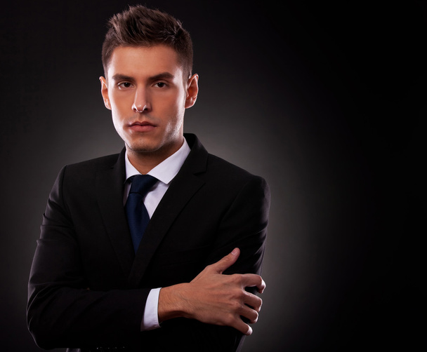 joven hombre de negocios posando con los brazos cruzados
 - Foto, imagen