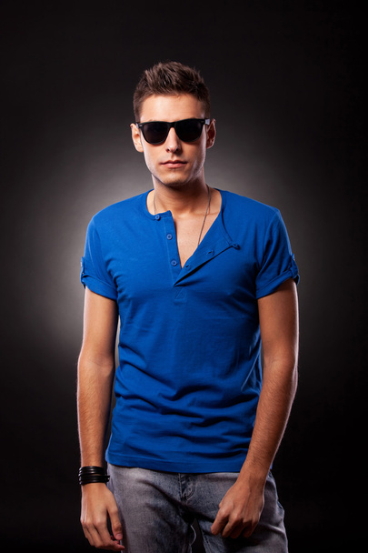 young man model wearing blue T-shirt and sunglasses - Foto, Imagen