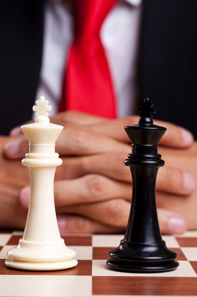 Пара шахматных королей перед бизнесменом
 - Фото, изображение