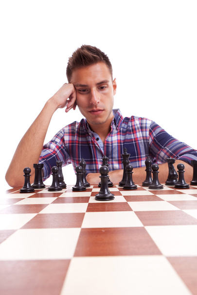 mladík neformální myšlení před šachovnici - Fotografie, Obrázek