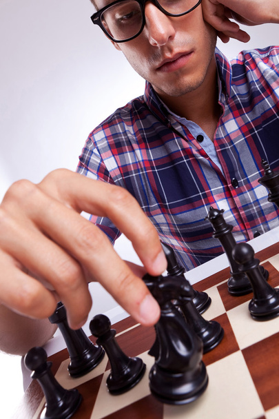 příležitostné mladík stěhování jeho šachová figurka - Fotografie, Obrázek