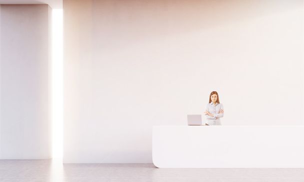 Receptionist in white sunlit room - Foto, Imagen