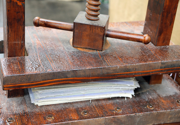 prensa manual antigua para el procesamiento de papel
 - Foto, imagen