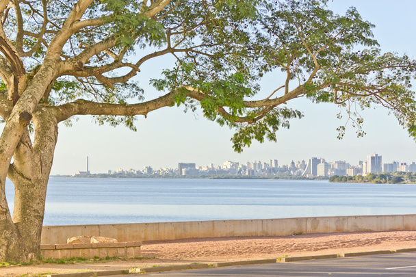 Porto Alegre vista al centro con cielo azul
 - Foto, Imagen
