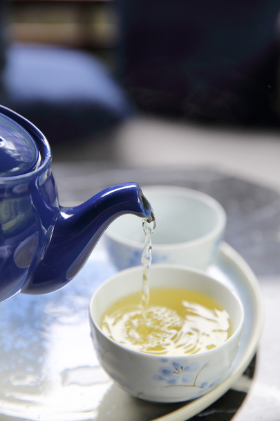 Tee in Tasse Tee gießen in Nahaufnahme chinesisch und japanisch trinken - Foto, Bild