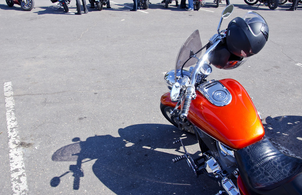 Motocicleta con dos cascos
 - Foto, Imagen