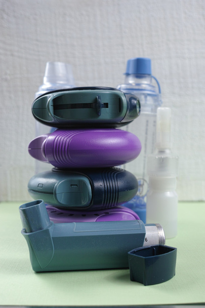 Astma, allergie, ziekte opluchting concept, salbutamol inhalatoren - Foto, afbeelding